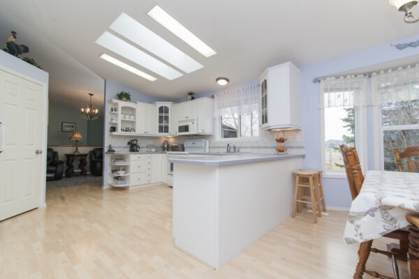 beautiful-shot-modern-house-kitchen(1)